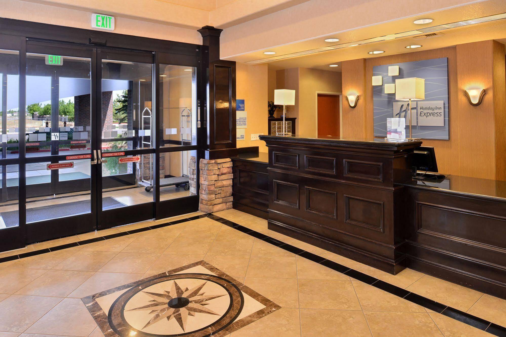 Holiday Inn Express Hotel & Suites Lincoln-Roseville Area, An Ihg Hotel Exteriör bild