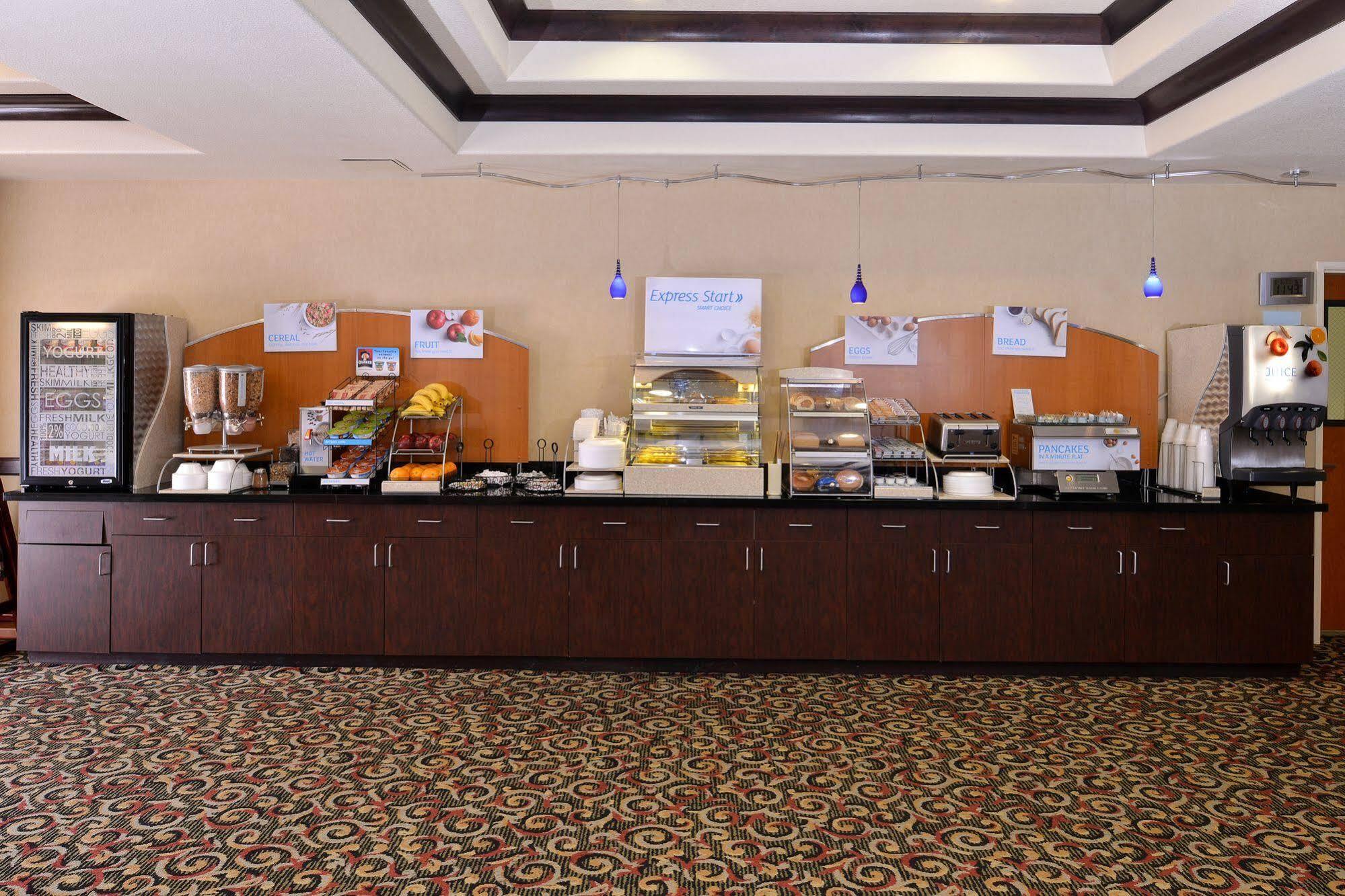 Holiday Inn Express Hotel & Suites Lincoln-Roseville Area, An Ihg Hotel Exteriör bild