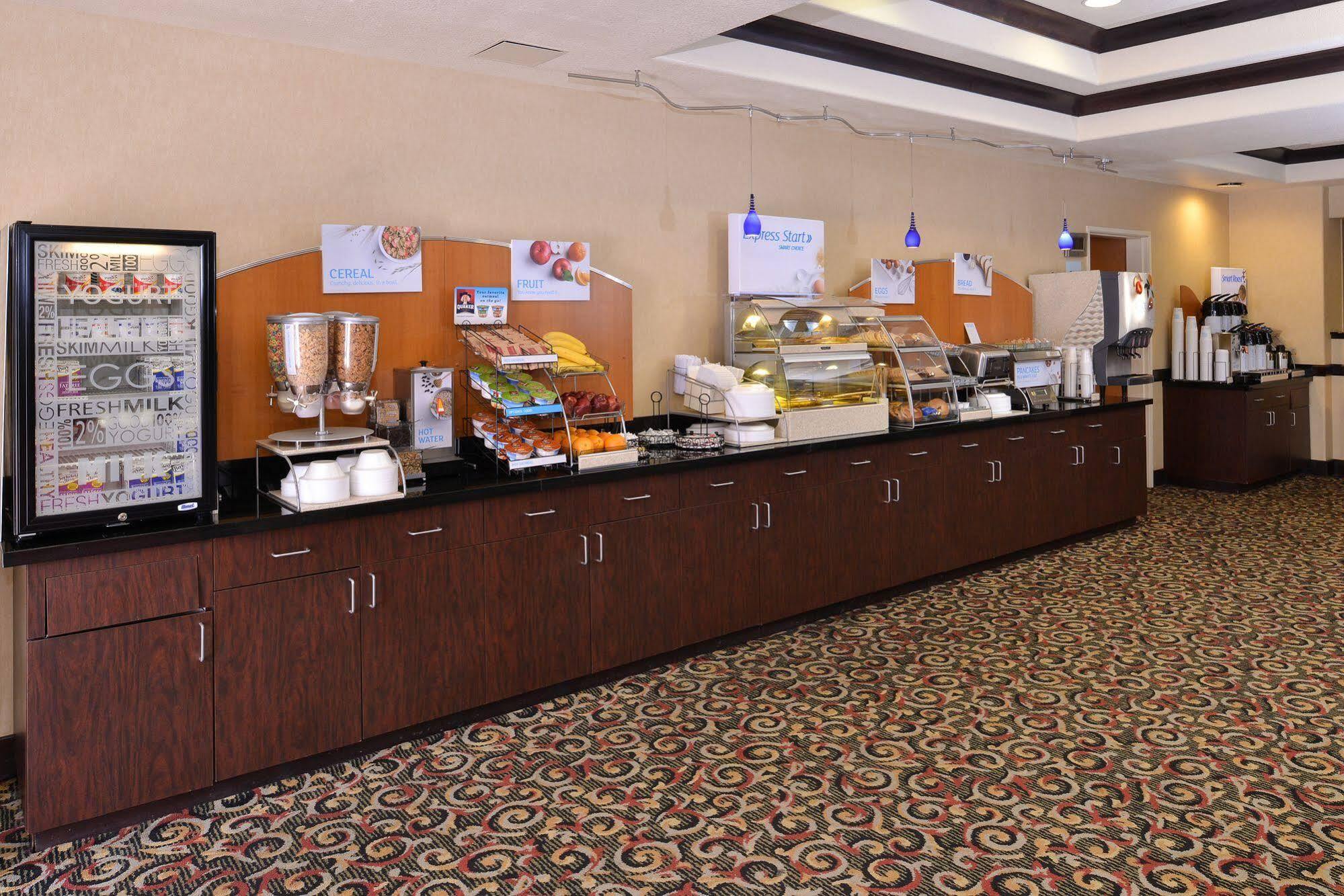 Holiday Inn Express Hotel & Suites Lincoln-Roseville Area, An Ihg Hotel Exteriör bild